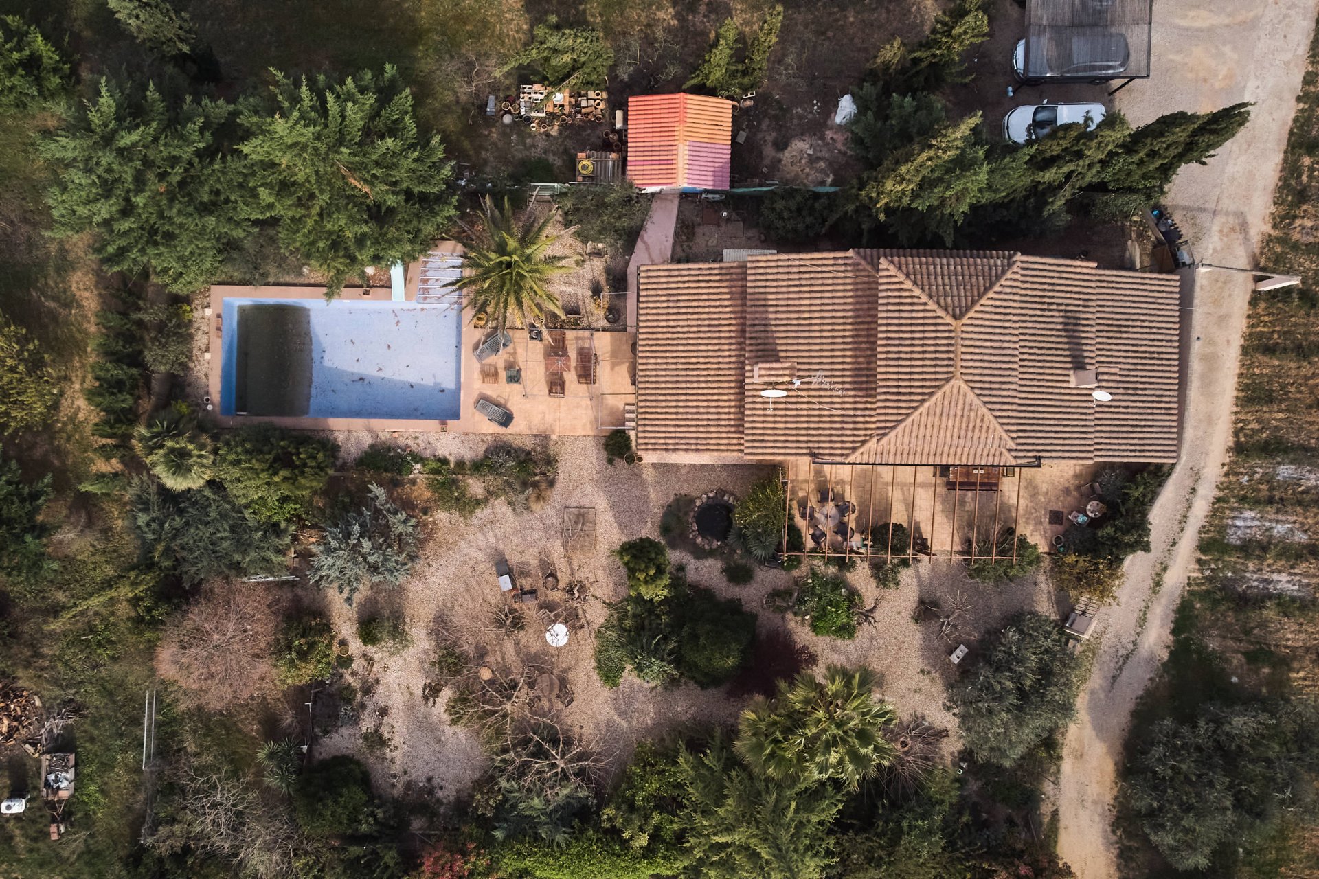 Vista aèria amb dron d'una masia amb piscina i jardí · Objectiu Fotògrafs