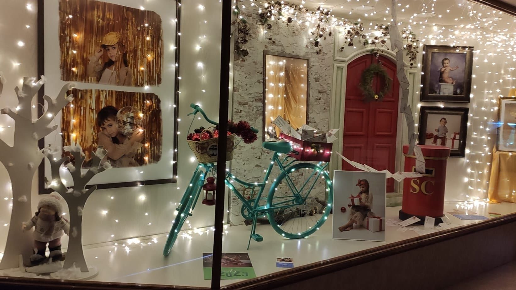 Aparador de Nadal 2022 d'Objectiu Fotògrafs, amb una bicicleta i llums, a Reus