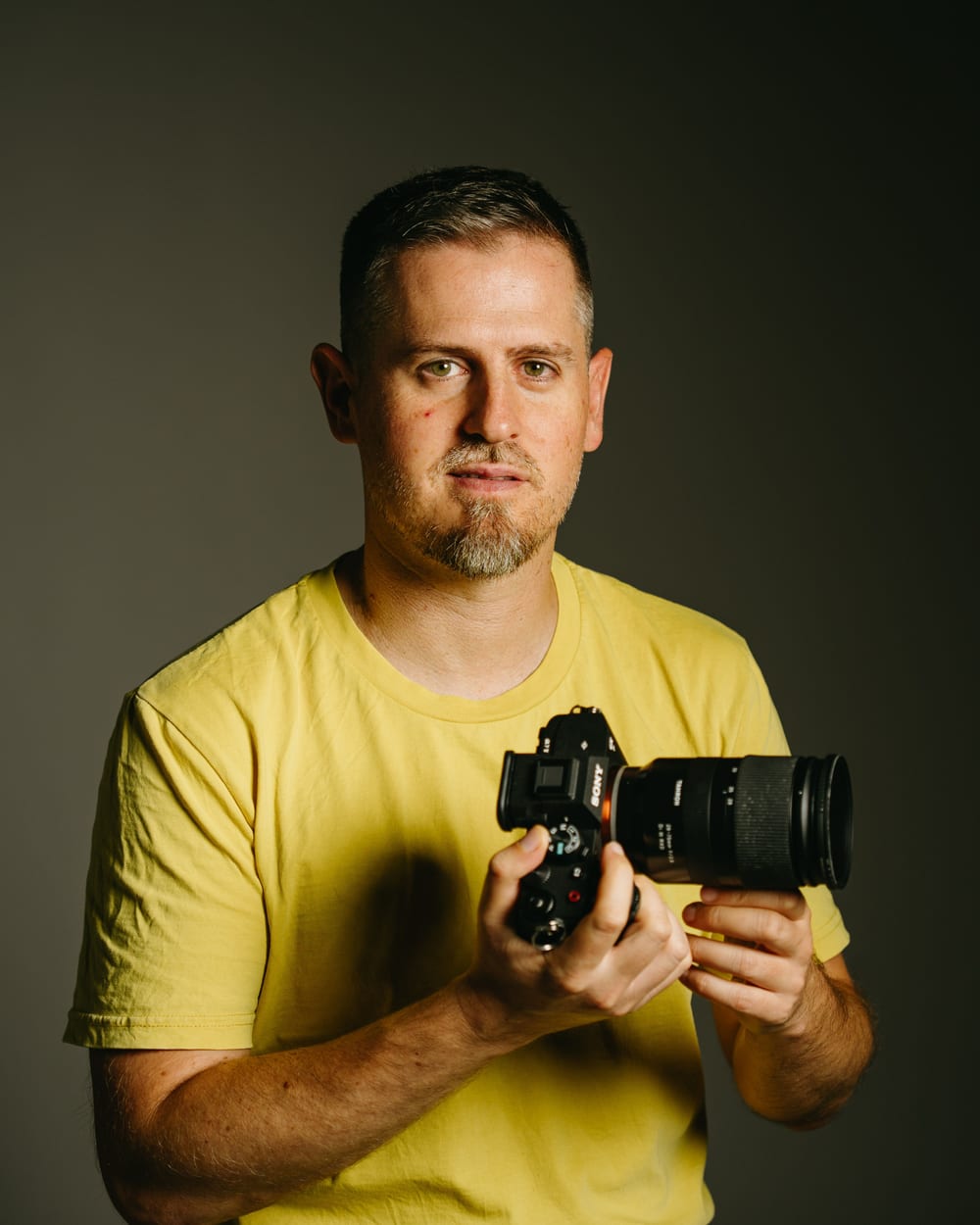 Eric from Objectiu Fotògrafs holding a camera at the Reus studio