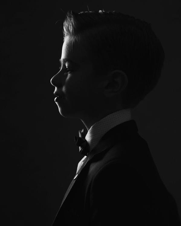 Perfil en blanco y negro de un niño con pajarita · Objectiu Fotògrafs, Reus