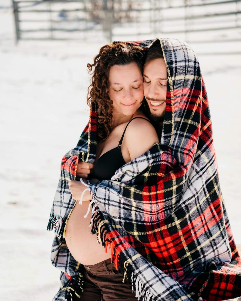 Couple in the snow wrapped in a tartan blanket · Objectiu Fotògrafs, Reus