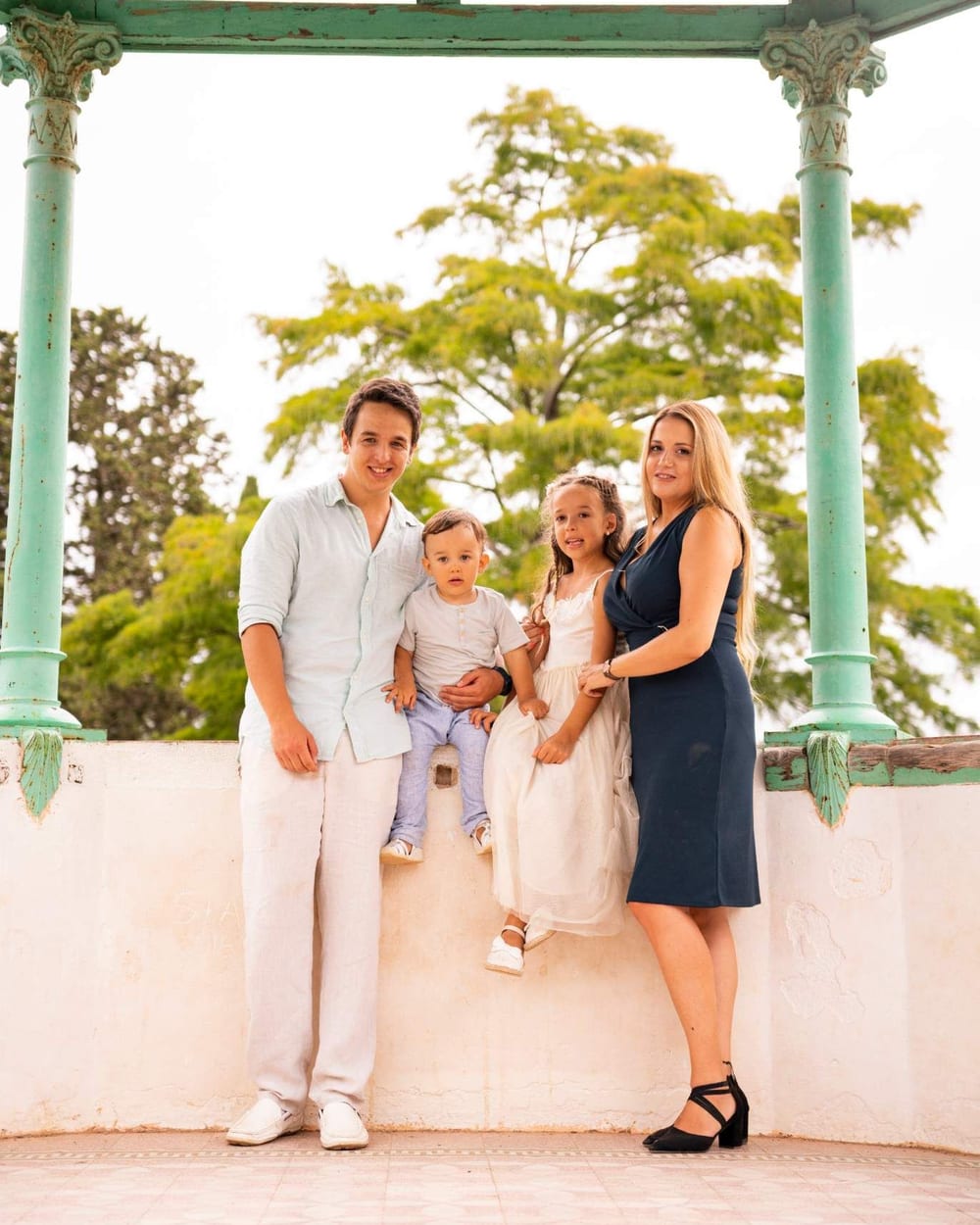 Family with their two children in a park pavilion · Objectiu Fotògrafs
