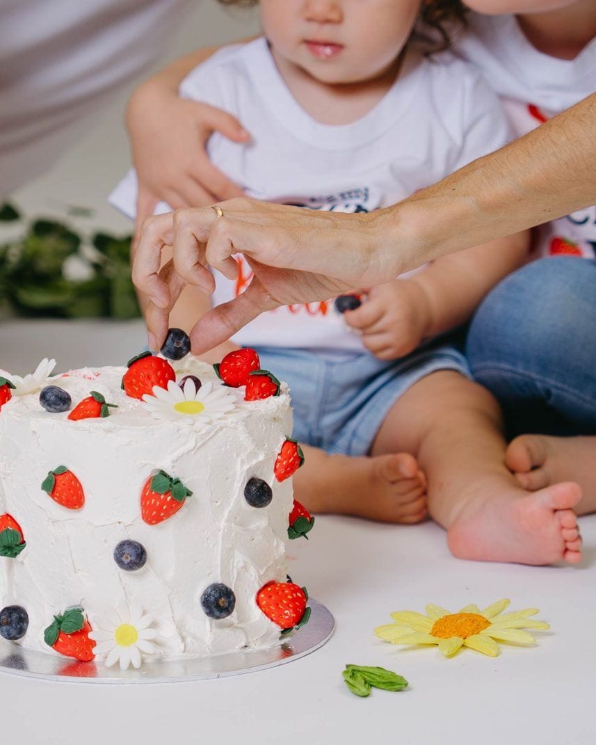Germans al voltant d'un pastís de fruites en una sessió d'aniversari · Objectiu Fotògrafs, Reus