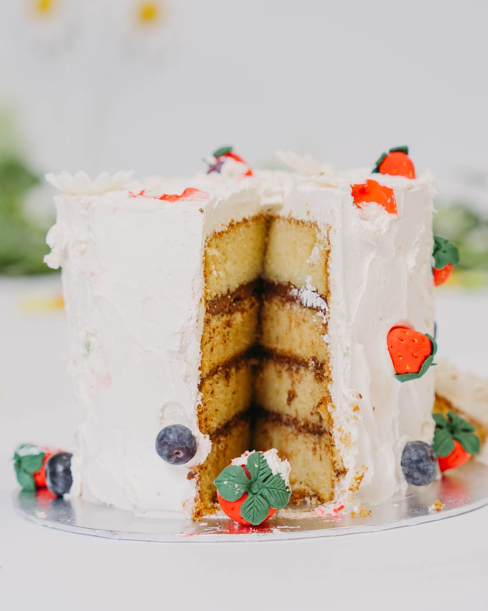 Pastís de maduixes tallat després d'una sessió smash cake · Objectiu Fotògrafs, Reus